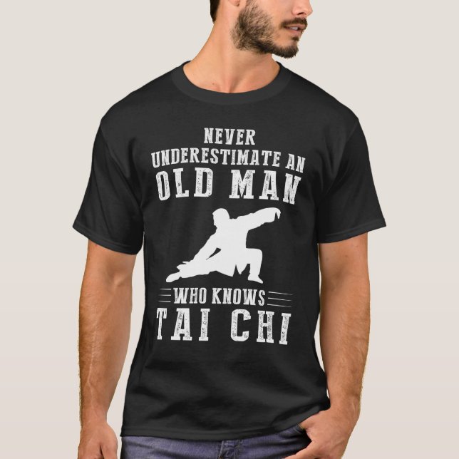 T-shirt Ne sous-estimez jamais un vieil homme qui connaît  (Devant)