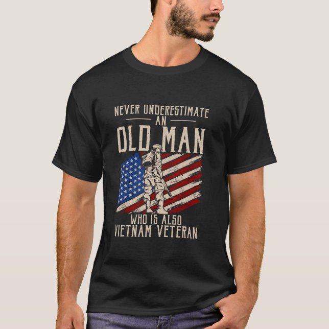 T-shirt Ne sous-estimez jamais un vieil homme qui est auss (Devant)