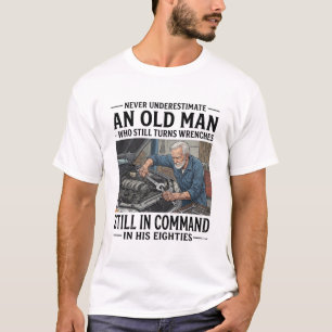 T-shirt Ne sous-estimez jamais un vieil homme qui tourne e