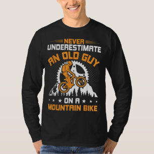 T-shirt Ne sous-estimez jamais un vieil homme sur Mountain
