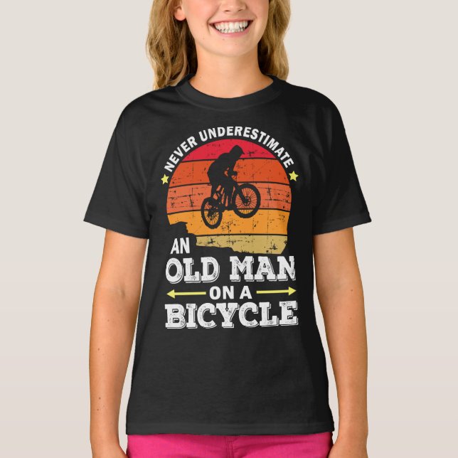 T-shirt Ne Sous-Estimez Jamais Un Vieil Homme Sur Un Vélo (Devant)
