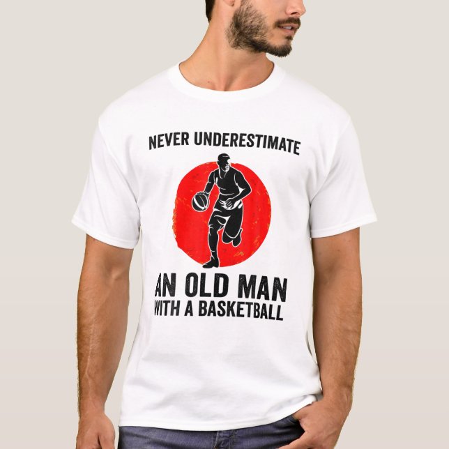 T-shirt Ne Sous-Estimez Jamais Un Vieux Homme Avec Un Bask (Devant)