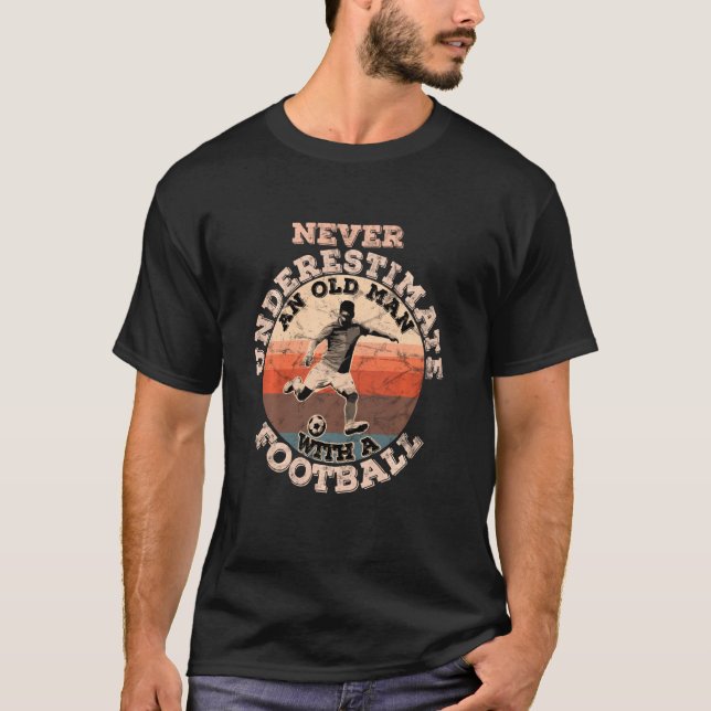 T-shirt Ne Sous-Estimez Jamais Un Vieux Homme Avec Un Foot (Devant)