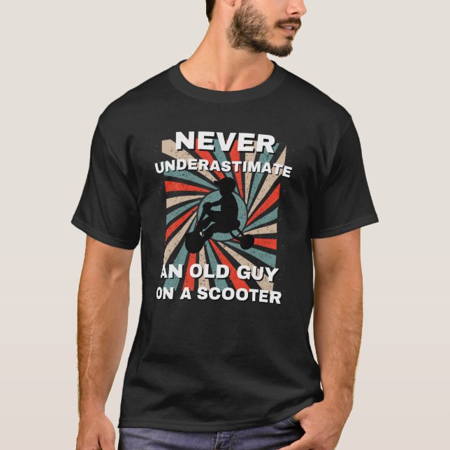 T-shirt Ne Sous-Estimez Jamais Un Vieux Homme Avec Un Scoo (Devant)