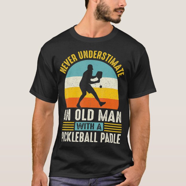 T-shirt Ne Sous-Estimez Jamais Un Vieux Homme Drôle Pickle (Devant)