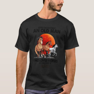 T-shirt Ne Sous-Estimez Jamais Un Vieux Homme Qui Aime Les
