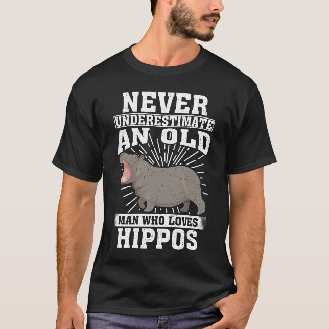 T-shirt Ne Sous-Estimez Jamais Un Vieux Homme Qui Aime Les (Devant)