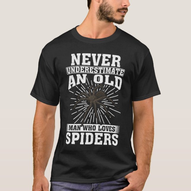 T-shirt Ne Sous-Estimez Jamais Un Vieux Homme Qui Aime Les (Devant)