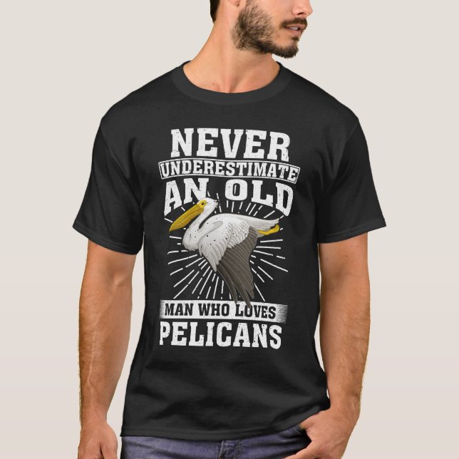 T-shirt Ne Sous-Estimez Jamais Un Vieux Homme Qui Aime Les (Devant)