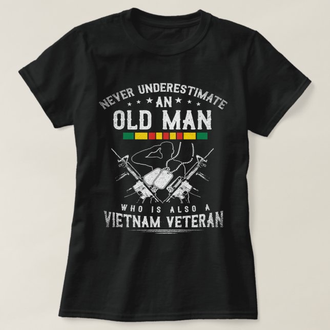 T-shirt Ne Sous-Estimez Jamais Un Vieux Homme Qui Est Auss (Design devant)