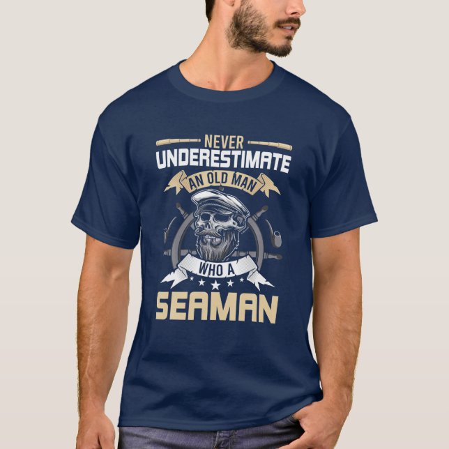 T-shirt Ne Sous-Estimez Jamais Un Vieux Homme Qui Voit En  (Devant)