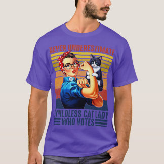 T-shirt Ne sous-estimez jamais une femme au chat sans enfa