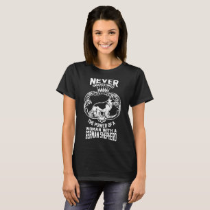 T-shirt Ne Sous-Estimez Jamais Une Femme Avec Berger Allem