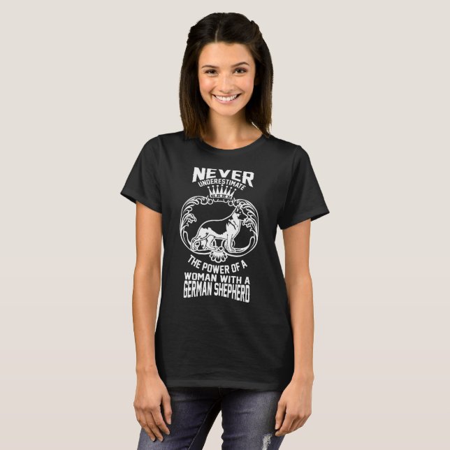 T-shirt Ne Sous-Estimez Jamais Une Femme Avec Berger Allem (Devant entier)