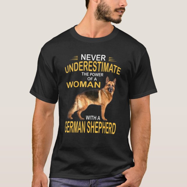 T-shirt Ne Sous-Estimez Jamais Une Femme Avec Un Berger Al (Devant)