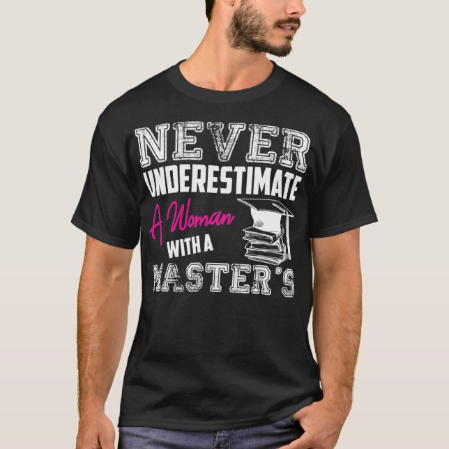 T-shirt Ne Sous-Estimez Jamais Une Femme Avec Un Maîtrise  (Devant)