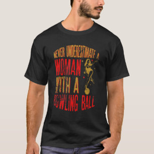 T-shirt Ne Sous-Estimez Jamais Une Femme Avec Une Boule De