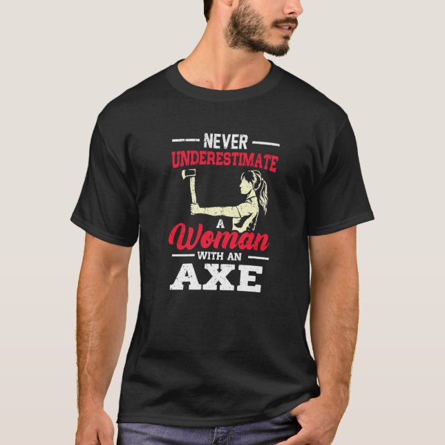 T-shirt Ne Sous-Estimez Jamais Une Femme Avec Une Cible Ax (Devant)