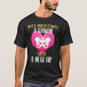 T-shirt Ne sous-estimez jamais une femme avec une nouvelle