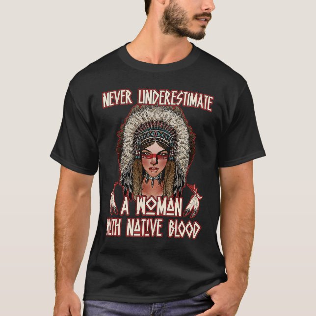 T-shirt Ne Sous-Estimez Jamais Une Femme De Sang Indien (Devant)