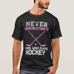 T-shirt Ne sous-estimez jamais une fille qui joue au hocke