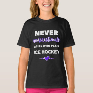 T-shirt Ne sous-estimez jamais une fille qui joue au hocke