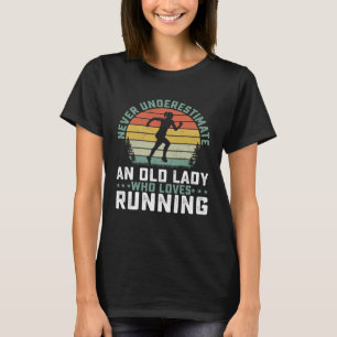 T-shirt Ne Sous-Estimez Jamais Une Vieille Dame Qui Aime C