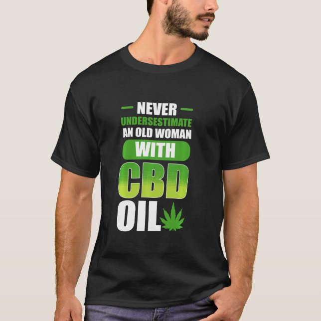 T-shirt Ne Sous-Estimez Jamais Une Vieille Femme À L'Huile (Devant)