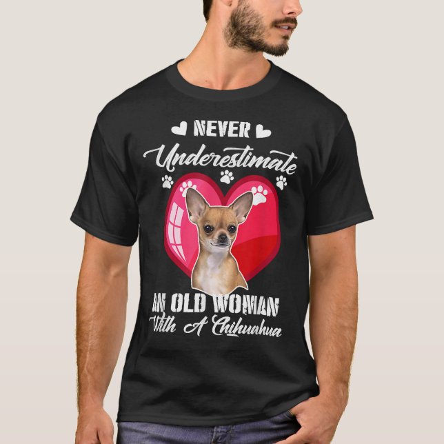 T-shirt Ne Sous-Estimez Jamais Une Vieille Femme Avec Un C (Devant)