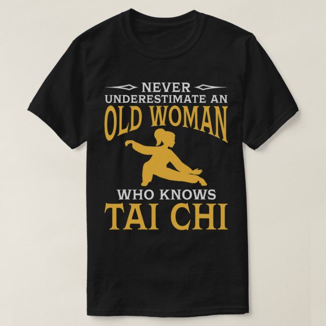 T-shirt Ne Sous-Estimez Jamais Une Vieille Femme Qui Conna (Design devant)