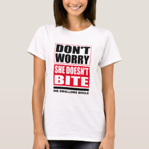 T-shirt Ne t'inquiète pas qu'elle ne mord pas. Chiens Drôl