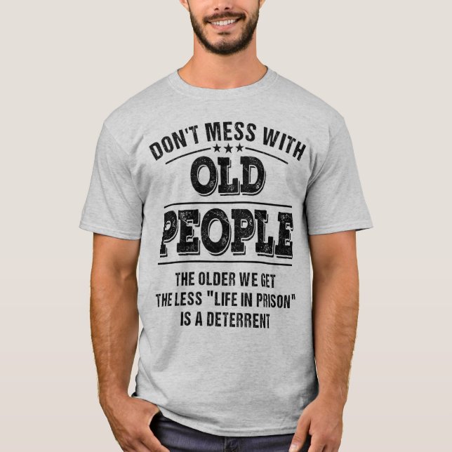 T-shirt Ne vous mêlez pas des personnes âgées. (Devant)