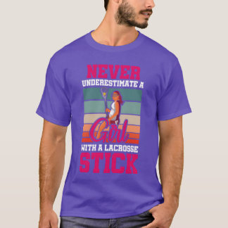 T-shirt N'en sous-estimez jamais une fille avec un bâton S