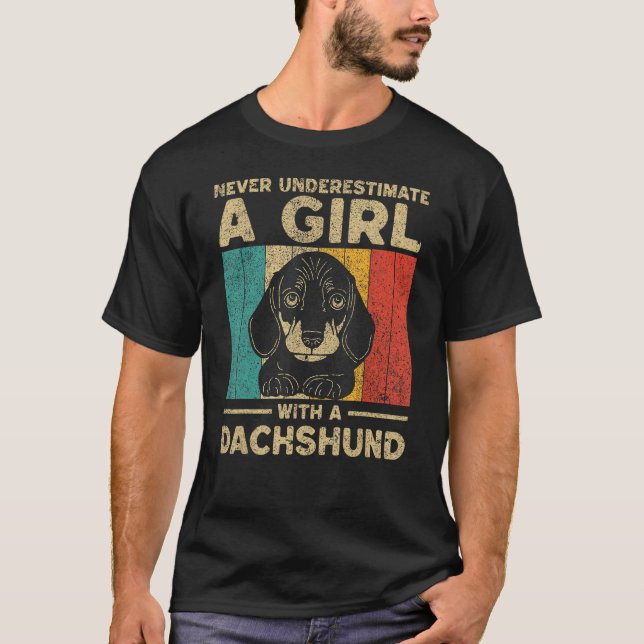 T-shirt Never Underestimate A Girl With A Dachshund (Devant)