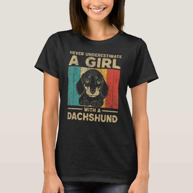 T-shirt Never Underestimate A Girl With A Dachshund (Devant)