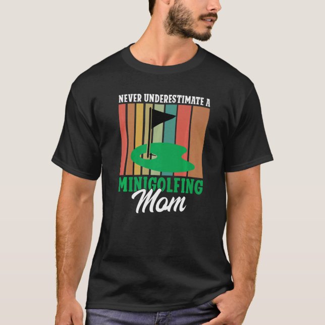 T-shirt Never underestimate a Minigolfing Mom Mini Golf Mo (Devant)