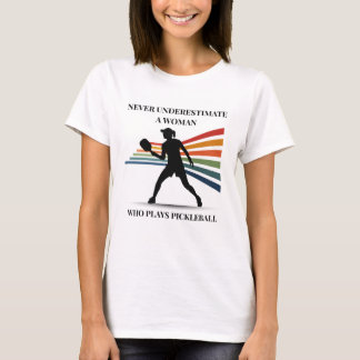 T-shirt Never underestimate a woman who play pickleball