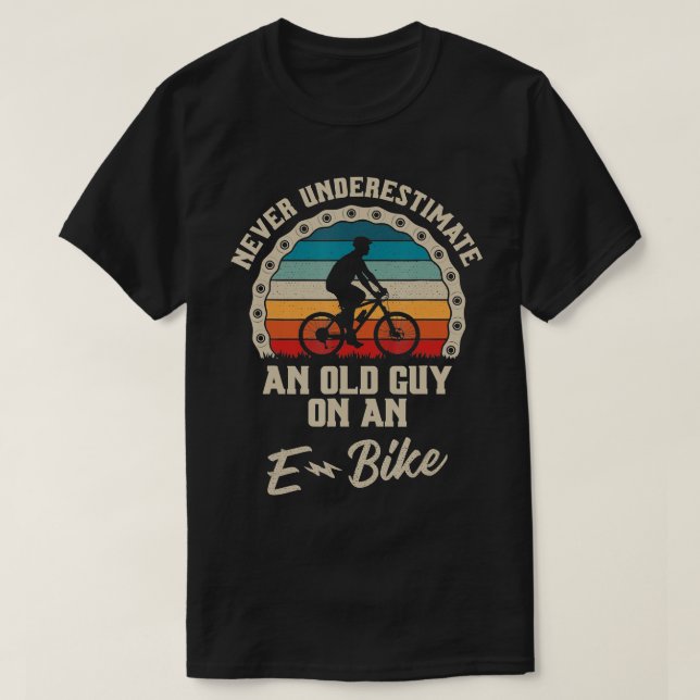 T-shirt Never Underestimate An Old Guy On An EbIke Biking (Design devant)