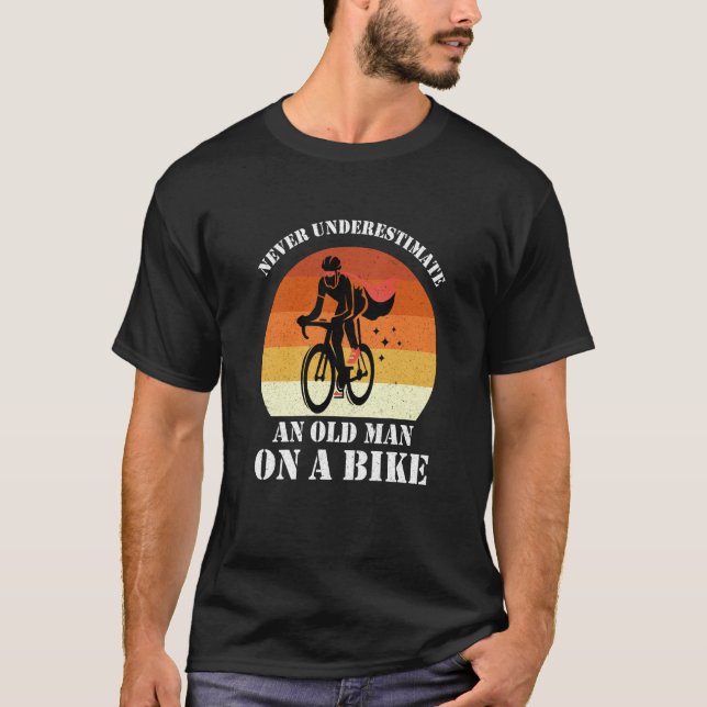 T-shirt Never Underestimate An Old Man On A Bike Fun Bicyc (Devant)