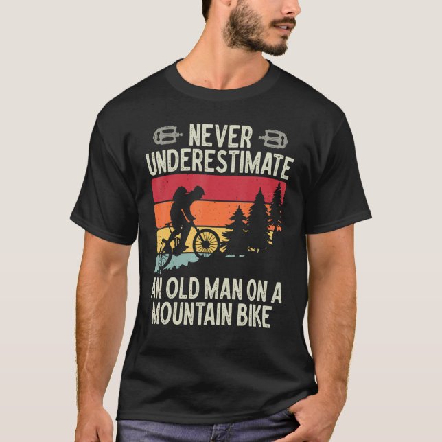 T-shirt Never Underestimate An Old Man On A Mountain Bike  (Devant)
