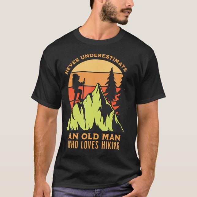 T-shirt Never Underestimate An Old Man Who Loves Funny Hik (Devant)