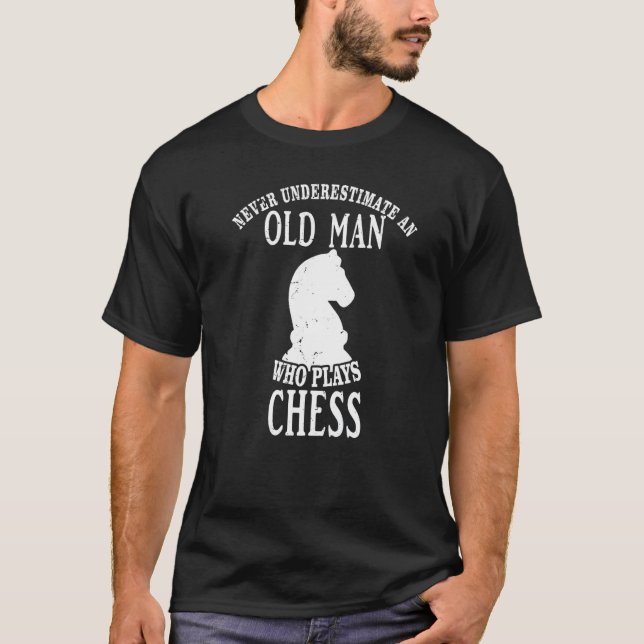 T-shirt Never Underestimate An Old Man Who Plays Chess Che (Devant)