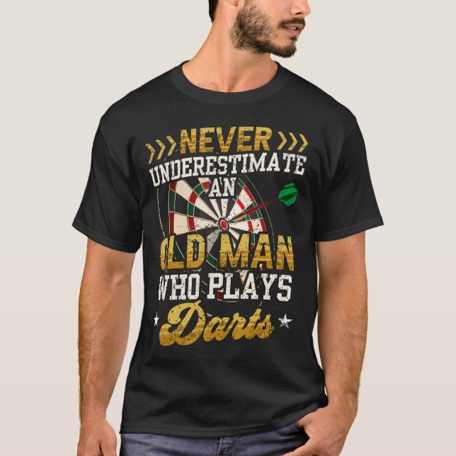 T-shirt Never Underestimate An Old Man Who Plays Darts Fun (Devant)