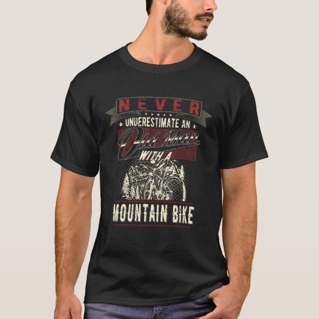 T-shirt Never Underestimate An Old Man With A Mountain Bik (Devant)
