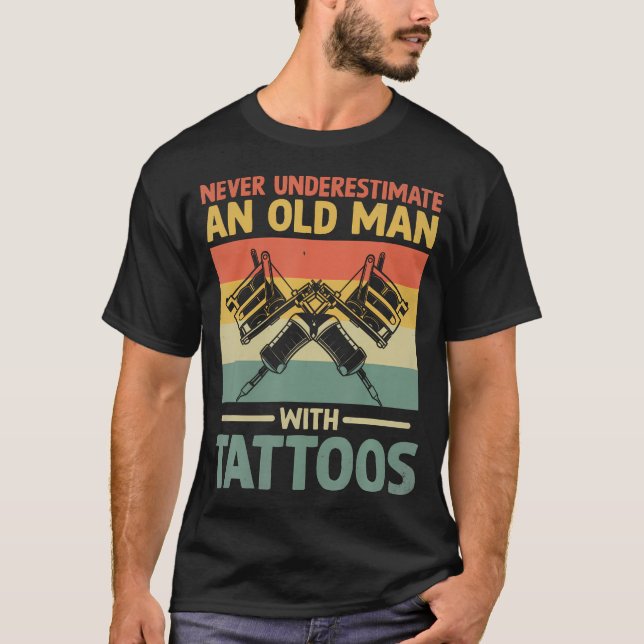 T-shirt Never Underestimate An Old Man With Tattoos (Devant)