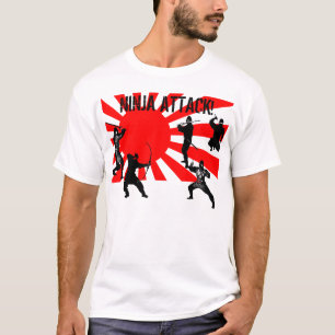 T-shirt Ninjas de noir d'attaque de Ninja sur le drapeau