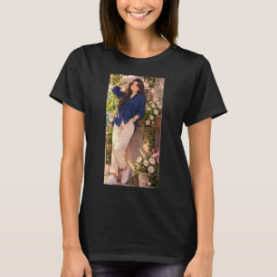 T-shirt noir avec impression girly dessus.