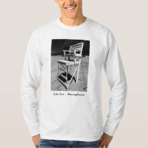 T-shirt noir et blanc de photo de chaise de maître