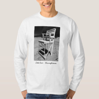 T-shirt noir et blanc de photo de chaise de maître