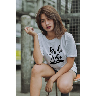 T-shirt Nom personnalisé Ruban moderne Script Bride Tribe